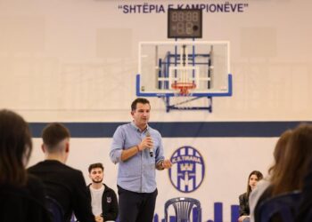 Veliaj thirrje banorëve të pallatit te “Myslym Keta”: Mendoni për familjet tuaja, mos u përdorni, por shkoni në shtëpitë e reja