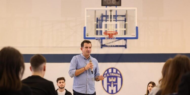 Veliaj thirrje banorëve të pallatit te “Myslym Keta”: Mendoni për familjet tuaja, mos u përdorni, por shkoni në shtëpitë e reja