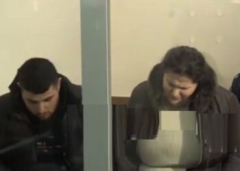 Me lot në sy dhe kokën ulur, mbërrijnë në Gjykatë nënë e bir që vodhën shumën e majme të parave