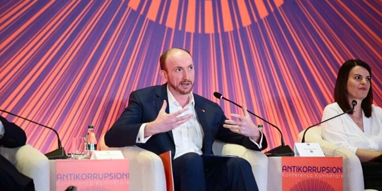 Ambasadori i Britanisë së Madhe në Tiranë jep lajmin e shumëpritur për shqiptarët që duan të udhëtojnë drejt Anglisë
