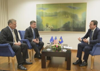 Dialogu kosovë-serbi, Lajçak takon Kurtin dhe Vuçiç në Davos