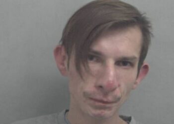 “I sëmurë për para”, i riu merr nënën e tij peng dhe i kërkon shumën e majme