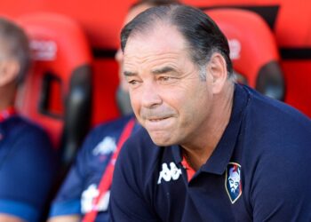 Bashkëshortja e trajnerit ndërron jetë, lojtarët refuzojnë të luajnë për të shkuar në funeral