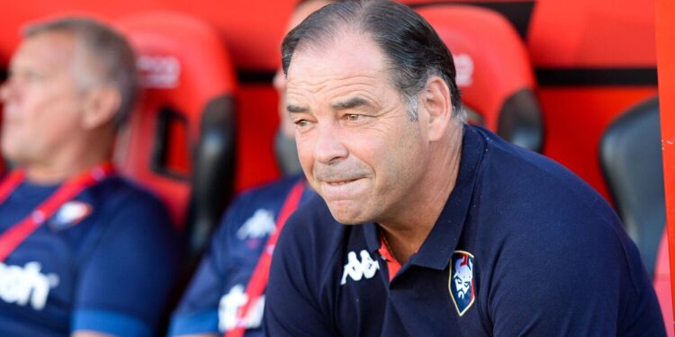 Bashkëshortja e trajnerit ndërron jetë, lojtarët refuzojnë të luajnë për të shkuar në funeral