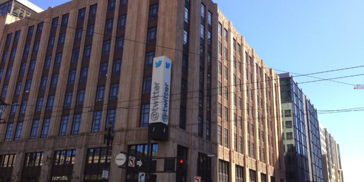 Twitter ofron reklama falas pasi kërkon të tërheqë markat në platformën e tij