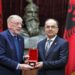 Begaj dekoron me çmimin më të lartë Ambasadorin që i dha jehonë ndërkombëtare masakrës së Reçakut