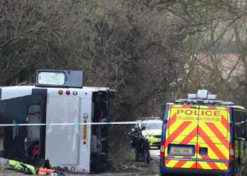 Aksident fatal! Përmbyset autobusi në Angli, dhjetëra të plagosur