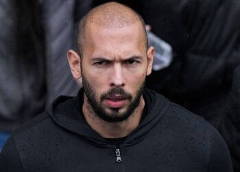 Gjyqtari konfirmon paraburgimin e zgjatur për influencerin e ‘rrezikshëm’ Andrew Tate.