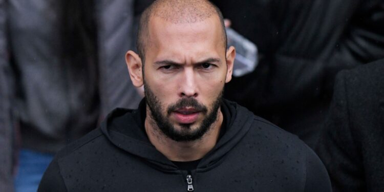 Gjyqtari konfirmon paraburgimin e zgjatur për influencerin e ‘rrezikshëm’ Andrew Tate.