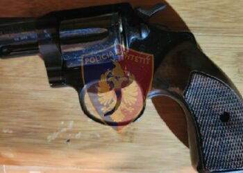 Fshehnin pistoletë dhe municione në magazinën e lokalit, arrestohen babë e bir në Tiranë