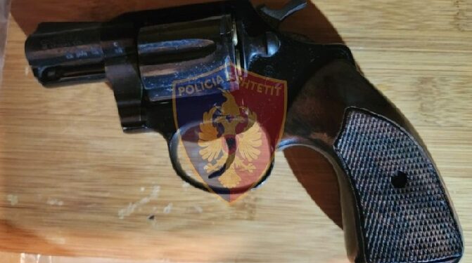 Fshehnin pistoletë dhe municione në magazinën e lokalit, arrestohen babë e bir në Tiranë