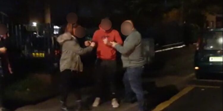 Kalonin ilegalisht emigrantë me gomone nga Franca drejt Anglisë, arrestohet i riu shqiptar, në hetim organizata