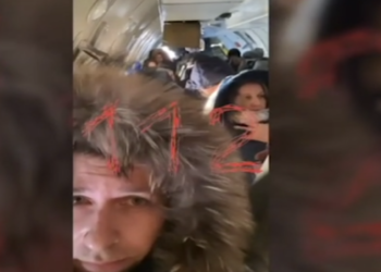 Tmerr në avion! Dera hapet gjatë fluturimit, piloti bën veprimin emergjent