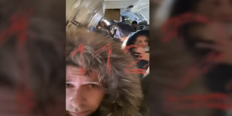 Tmerr në avion! Dera hapet gjatë fluturimit, piloti bën veprimin emergjent