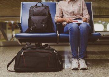 Mësoni se çfarë nuk duhet të vishni kurrë gjatë një udhëtimi me avion