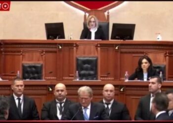 Seancë e posatçme/ Berisha dhe deputetët e tij bllokojnë foltoren e Parlamentit
