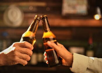 Ekspertët këshillojnë qytetarët: Dy shishe birrë në javë, të mjaftueshme për një shëndet të mirë