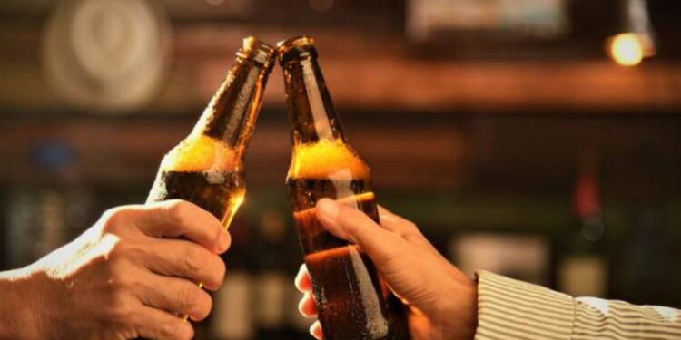 Ekspertët këshillojnë qytetarët: Dy shishe birrë në javë, të mjaftueshme për një shëndet të mirë