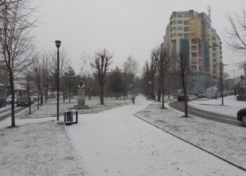 Dimri i ‘vonë’ në Korçë, nis bora e parë në qytet për këtë vit