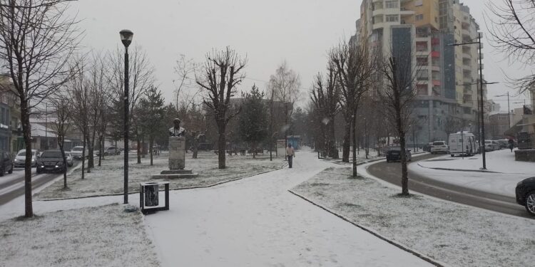 Dimri i ‘vonë’ në Korçë, nis bora e parë në qytet për këtë vit