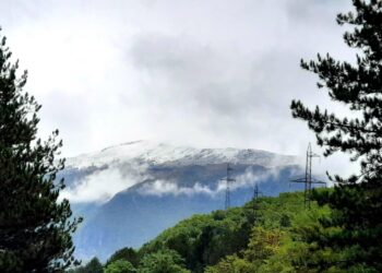 Ulen ndjeshëm temperaturat në vend, Dibra “vishet” nga flokët e para të dëborës