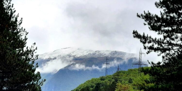 Ulen ndjeshëm temperaturat në vend, Dibra “vishet” nga flokët e para të dëborës