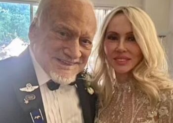 Martohet për të katërtën herë në moshën 93-vjeçare astronauti i dyti që shkoi në Hënë