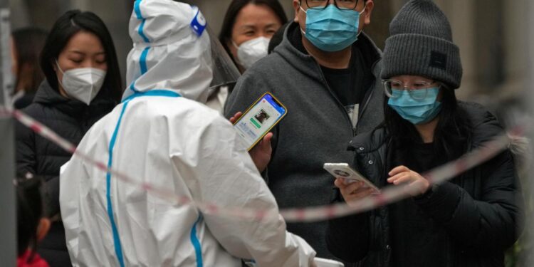 Covidi në Kinë, zyrtarët shprehen se valës aktuale ‘po i vjen fundi’