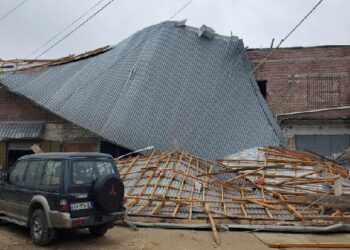 E frikshme! Era e fortë në Korçë shemb çatinë e një banese