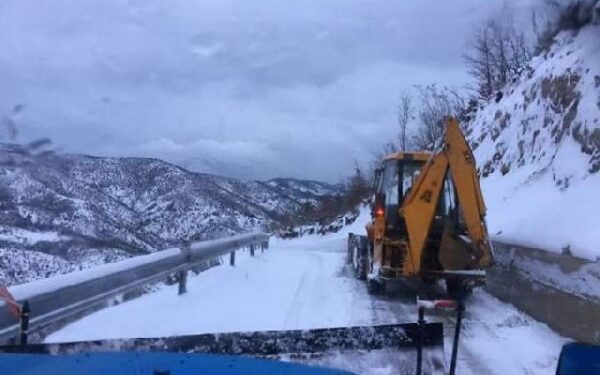 Dibra nën petkun e dëborës, izolohen fshatrat në zonat malore. Pritet përkeqësim i situatës