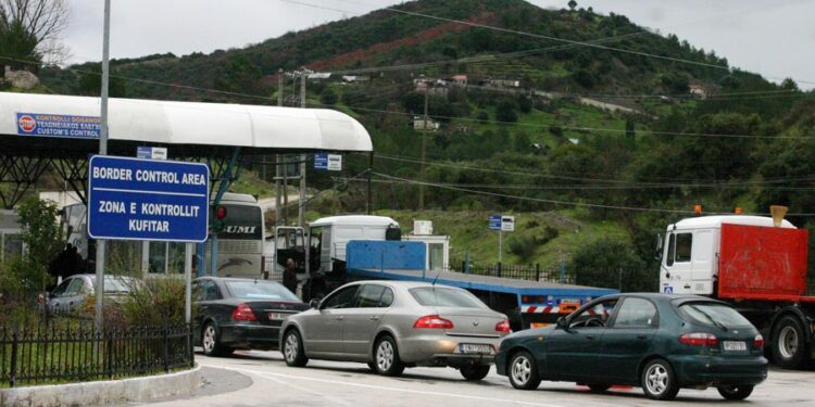 Lejoi 37- vjeçarin për të kaluar bagëtitë pa doganë, procedohet doganieri në Kakavijë