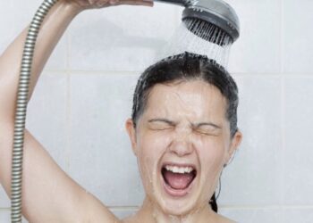 Të bërit dush cdo ditë mund të ndikoj keq në lëkurën tuaj? Ja arsyet