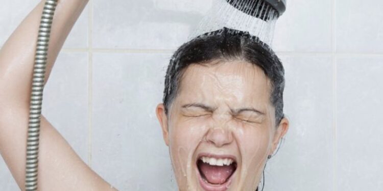 Të bërit dush cdo ditë mund të ndikoj keq në lëkurën tuaj? Ja arsyet