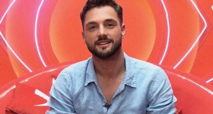 BBV/ Eni emocionon me rrëfimin e fëmijërisë së vështirë dhe të atin e alkoolizuar