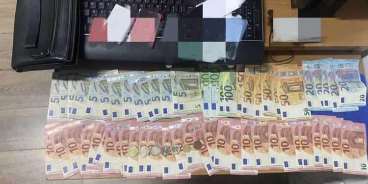 Për t’u duartrokitur, qytetari në Prishtinë gjen mbi 1000 euro dhe i dorëzon në polici