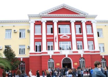 Lihen në harresë pa bursa dhe zbrazin xhepat e studentëve: U dha 4-5 muaj me vonesë