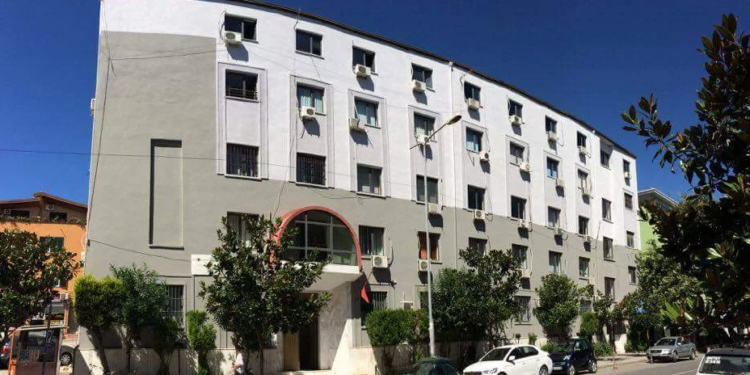 Jepet masa e sigurisë për Fredi Krasniqin, “Shtëpi bari” dhe arsenal armësh në Shijak