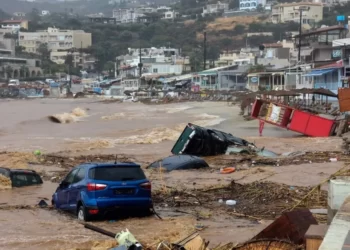 Shira të dendur ‘mbërthejnë’ Greqinë/ Rrëshqitje dheu e hektarë tokë nën ujë