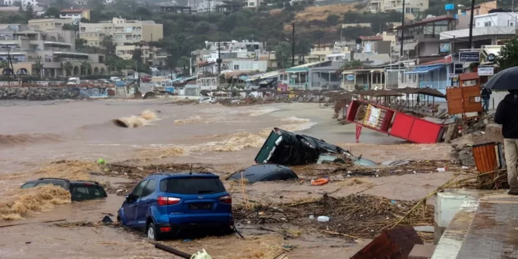 Shira të dendur ‘mbërthejnë’ Greqinë/ Rrëshqitje dheu e hektarë tokë nën ujë