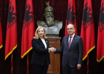 Presidenti Begaj beton Holta Zaçajn, gjyqtaren e Gjykatës Kushtetuese