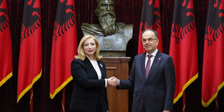 Presidenti Begaj beton Holta Zaçajn, gjyqtaren e Gjykatës Kushtetuese