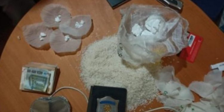 Shqipëtari “vërdallisej” rrugëve me 900 gram kokainë, para, çelsa banese e makine, si ra pre e policisë Italiane