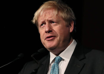 Boris Johnson pretendon se Putin e ka kërcënuar me sulm raketash