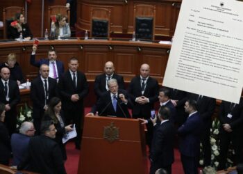 Tension dhe bllokuan foltoren, PS kërkesë për përjashtimin 10 ditë nga Kuvendi të 5 deputetëve të PD