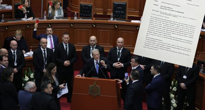 Tension dhe bllokuan foltoren, PS kërkesë për përjashtimin 10 ditë nga Kuvendi të 5 deputetëve të PD