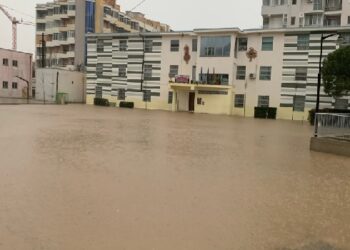 Reshje të dendura, Lezha mbulohet me ujë, probleme në rrugë dhe disa shkolla