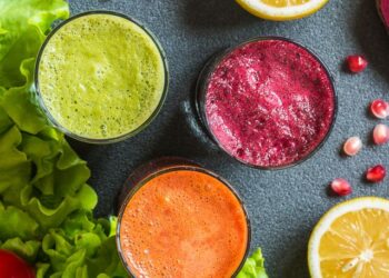 Pija e ngrohtë me luleradhiqe dhe kanellë për mëlçinë dhe stomakun