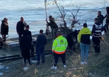 Enigmë fati i të riut që dyshohet se ka rënë në  lumin Seman, çfarë fiksuan kamerat e sigurisë