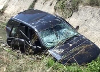 Aksident i rëndë në Fier, automjeti humb kontrollin dhe përfundon në kanal. Shoferi…