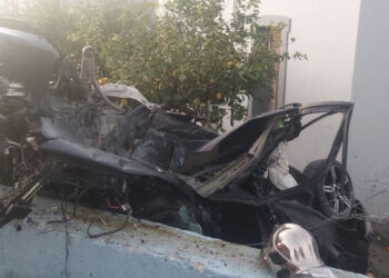 Aksident tragjik, makina humb kontrollin dhe përfundon në oborrin e një banese, ndërron jetë çifti dhe plagoset shoferi